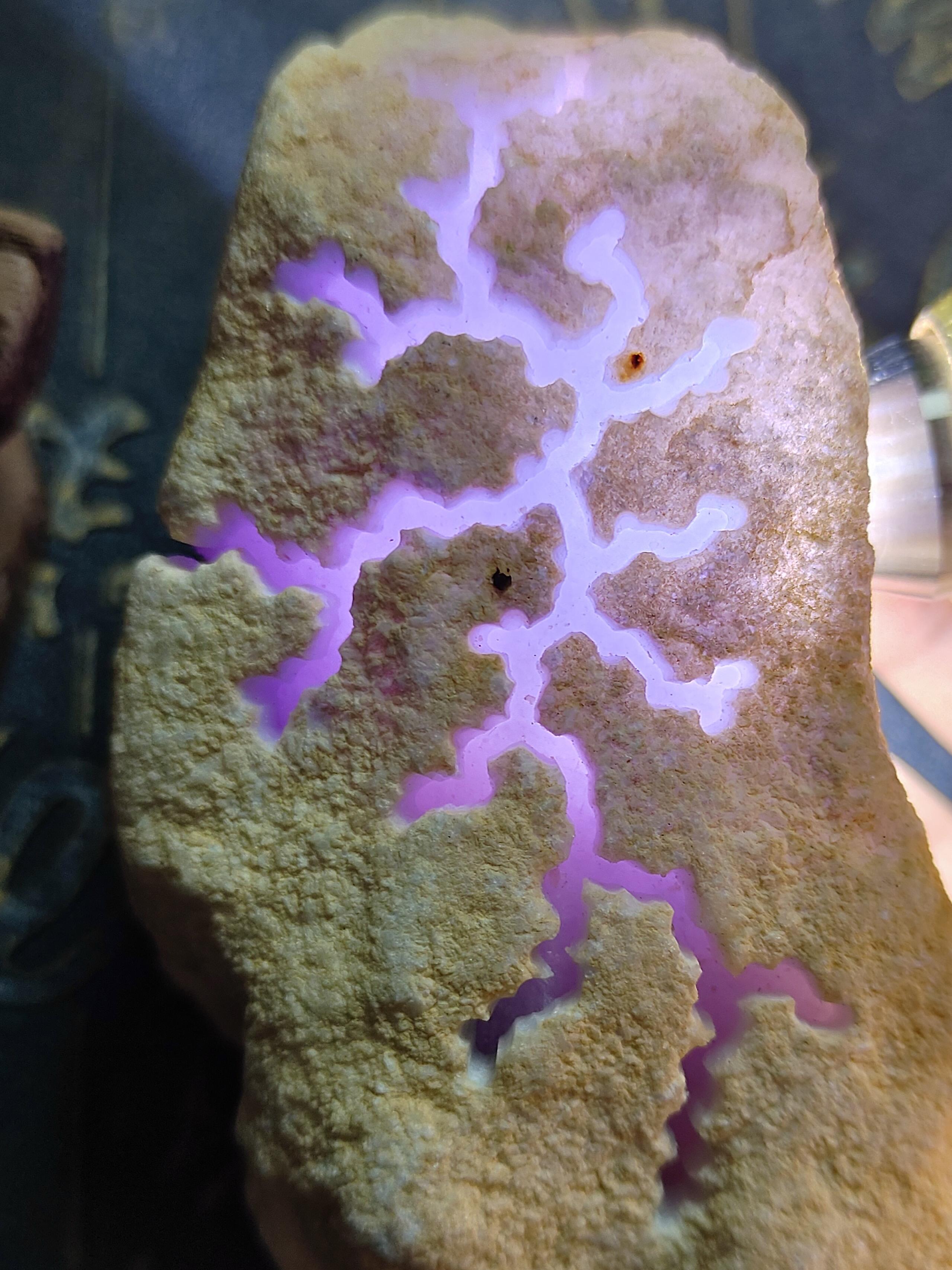 春带彩翡翠原石的紫色,浓度从不会均匀