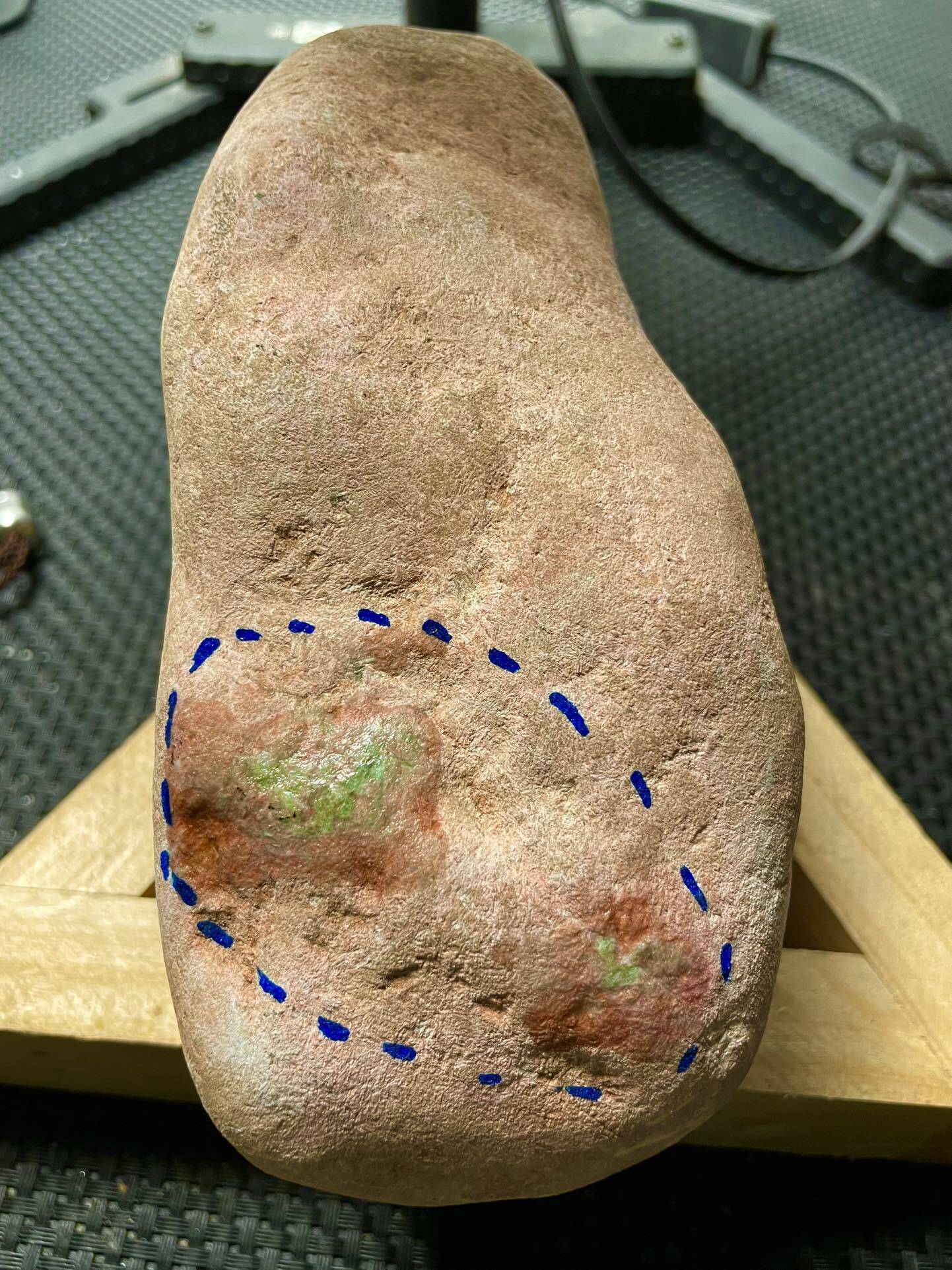 翡翠原石,顾名思义,是未经任何人工切割,打磨等加工处理的翡翠矿石