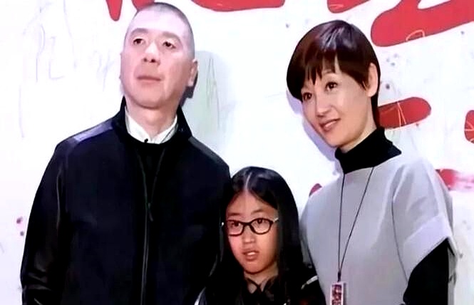 冯小刚最近带着老婆徐帆跑到美国给养女徐朵庆生,照片里19岁的小姑娘