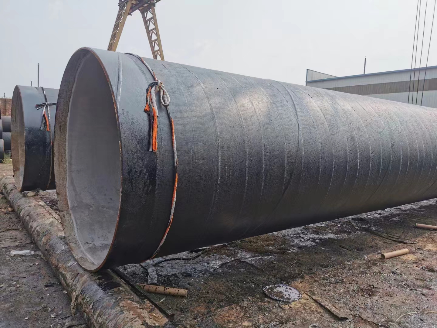 地埋刷油缠布防腐螺旋钢管,作为现代工业管道系统中的佼佼者,其卓越的