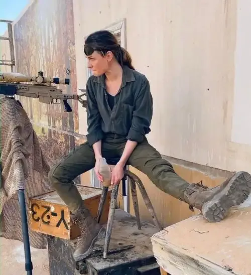 《碟中谍》拍摄现场,休息中的丽贝卡·弗格森,饰演伊尔莎·浮士德