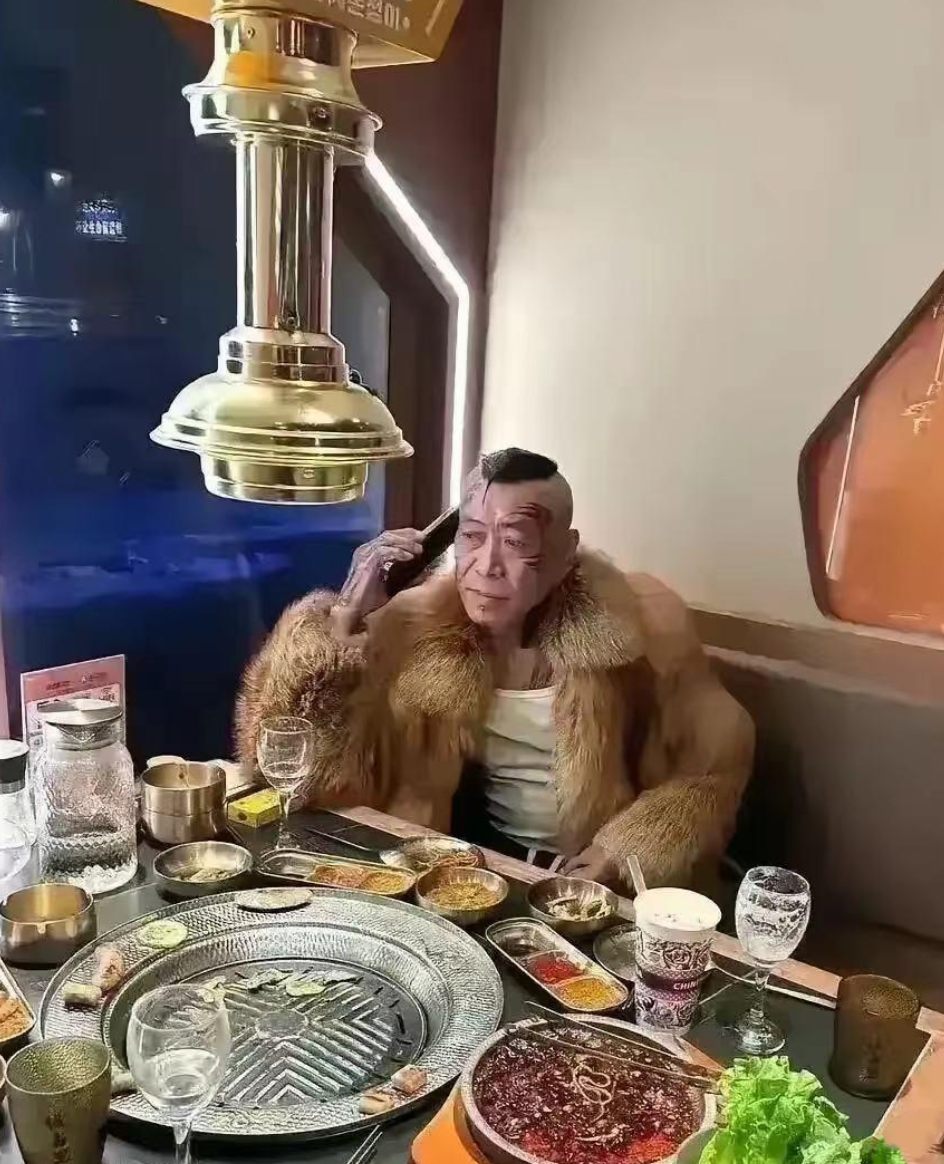这着实让人好奇不已,心中充满了对他身份地位的猜