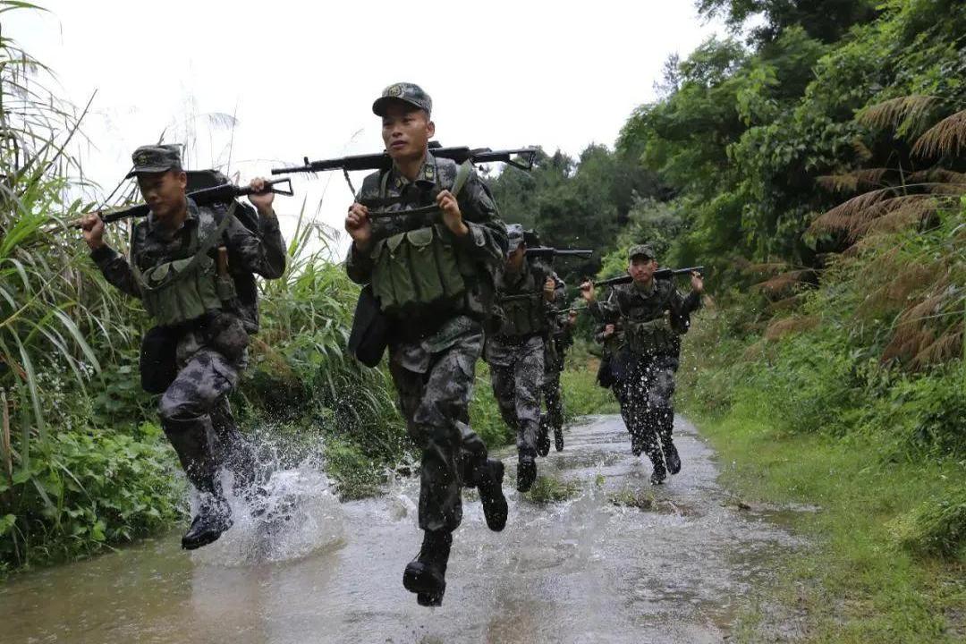 以前复员转业真乱.现在当兵两年到期就走.九七年以前老兵不容易