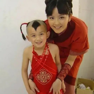 童年吴磊萌态可掬简直像是西游记里的红孩儿.