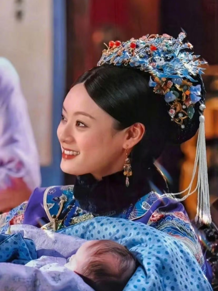 我看了好几遍整部剧都不记得有这套服装啊,感觉还挺好看的,难道是花絮