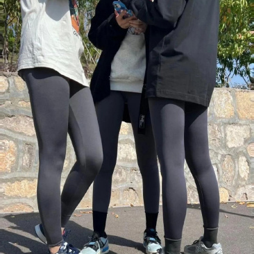 男生们快来说说,这几位女生穿的紧身裤,是简约时尚,还是让人摸不着