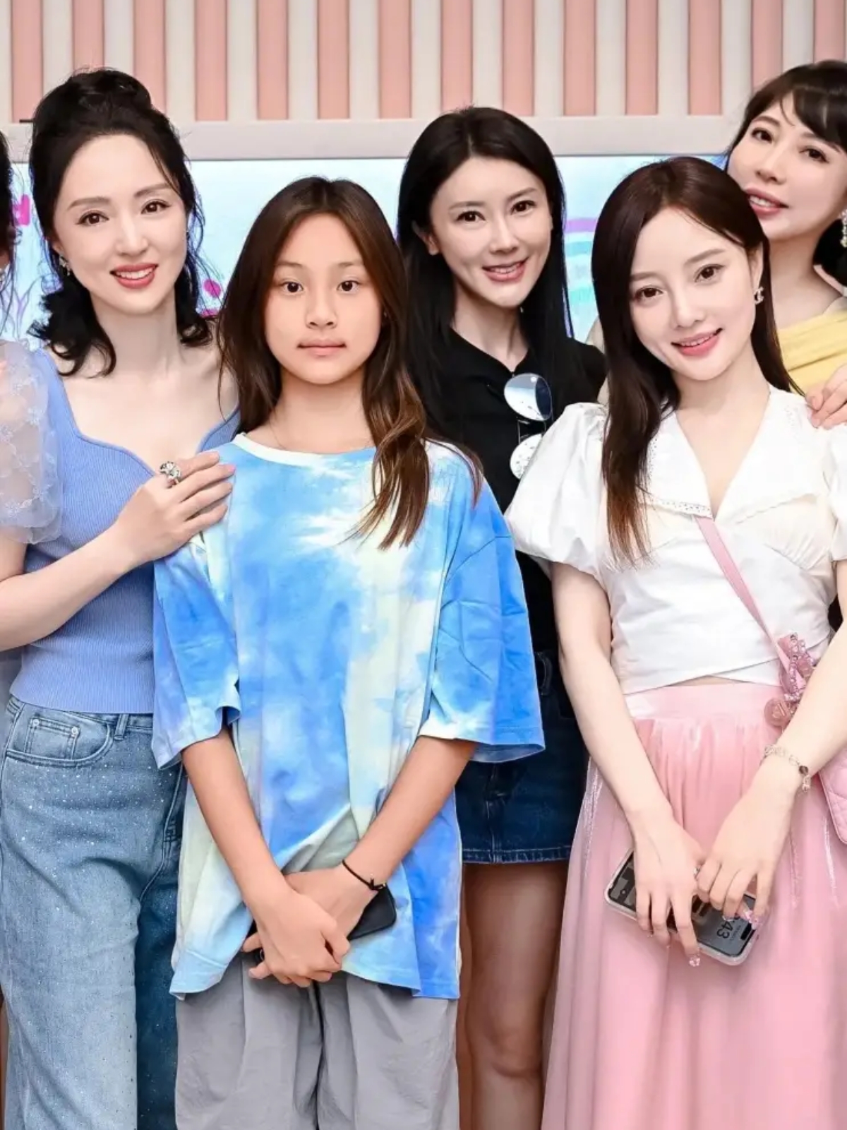 李小璐携甜馨出席董璇女儿生日会与甘薇罕见同框