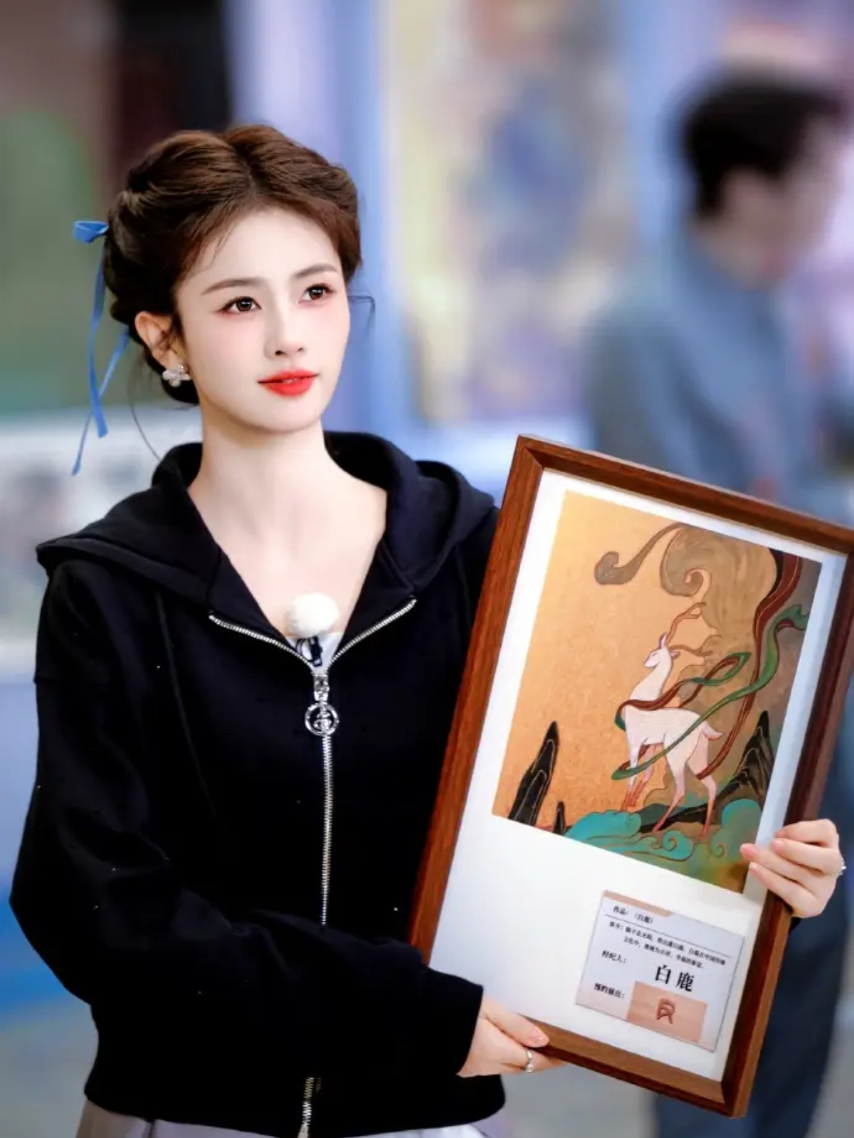 画面中白鹿肤白貌美梳着俏皮盘发洋溢着满满的少女感令人眼前一亮
