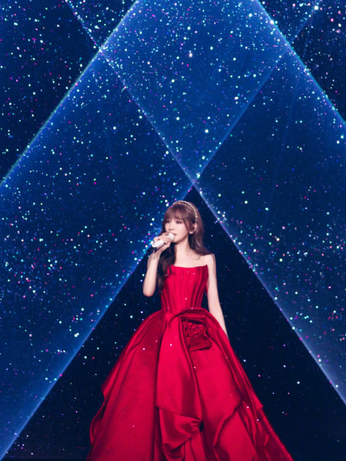 6月29日王心凌在青岛演唱会深情演唱《花的嫁纱》身穿玫瑰嫁纱与