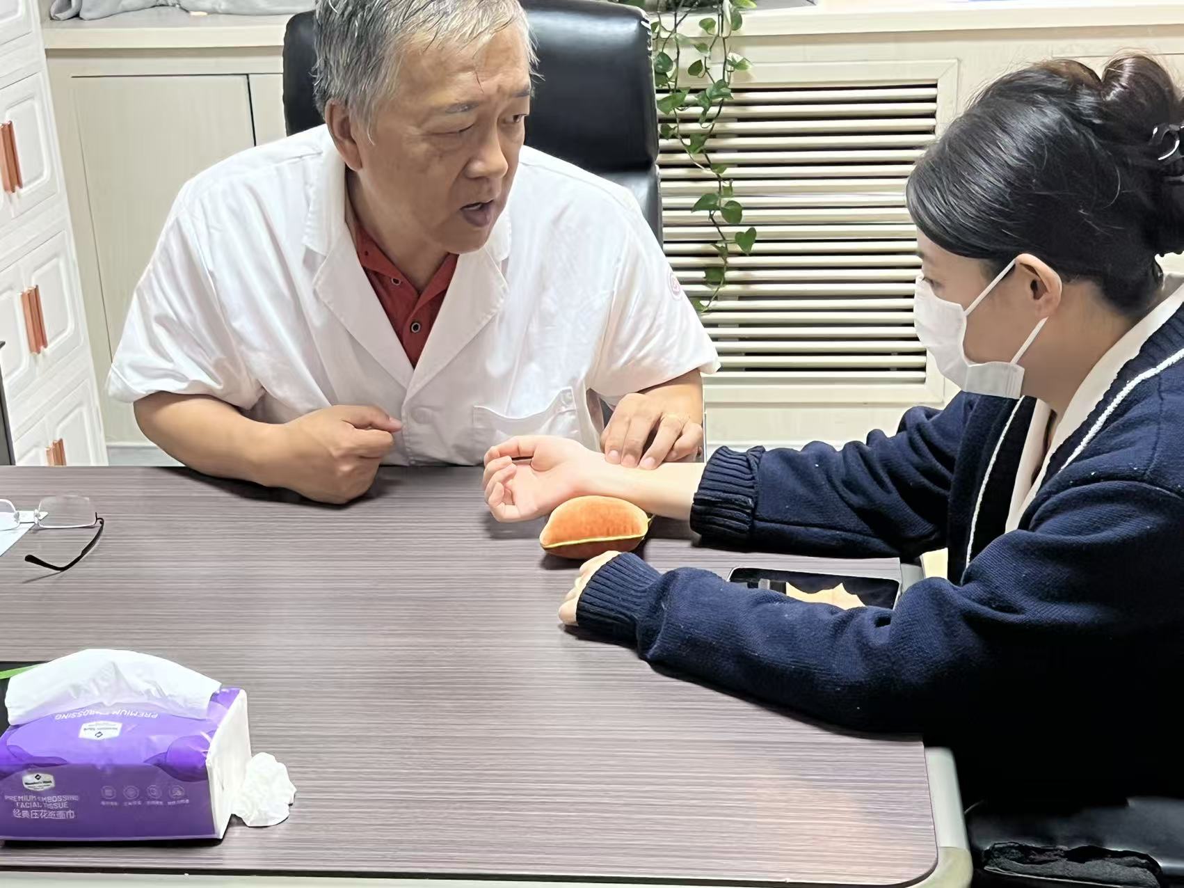 关于安定医院老年人看病代挂号专人协助梳理病情，问诊更切中要害的信息