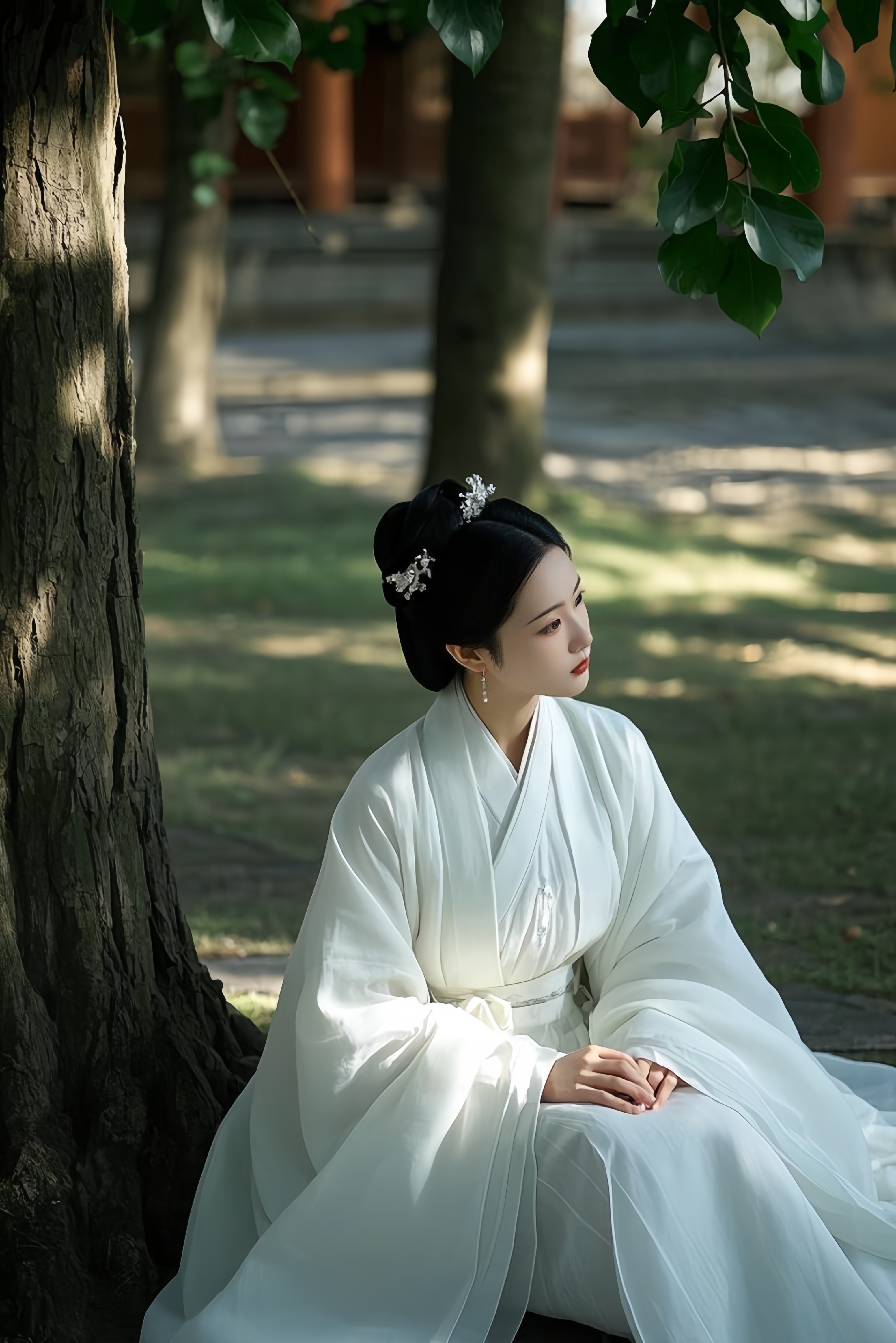 白衣胜雪,静倚树干.阳光透过枝叶,洒下斑驳光影,似佛前闪烁的烛火