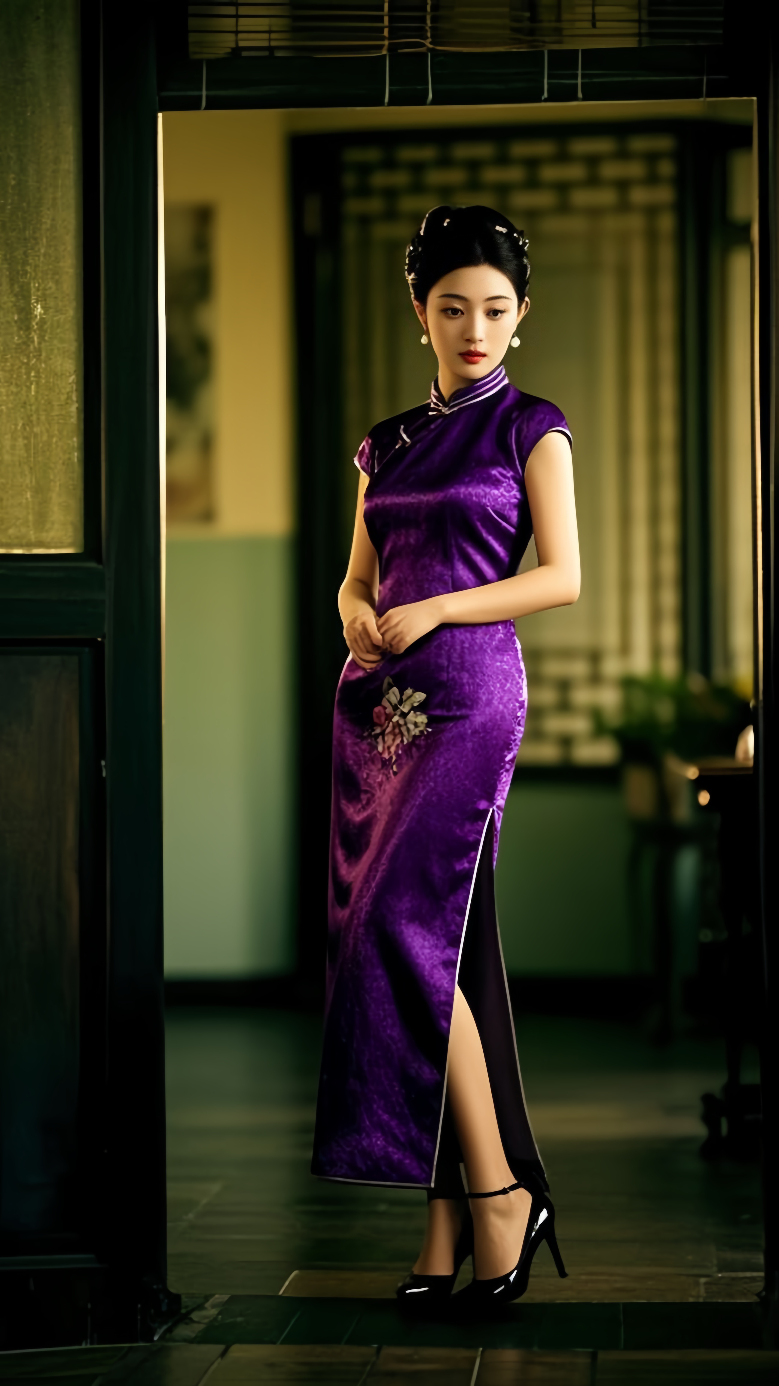 一袭紫色提花旗袍,在光影交错间晕染东方韵致