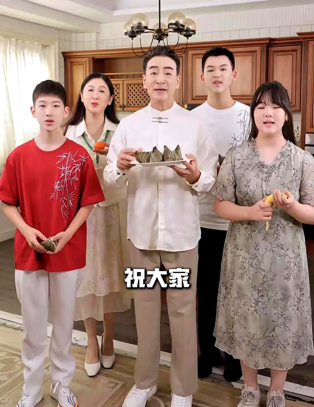 妻子李婷举着手机录像笑得直拍大腿老寇啊当年演陆振华时那股子