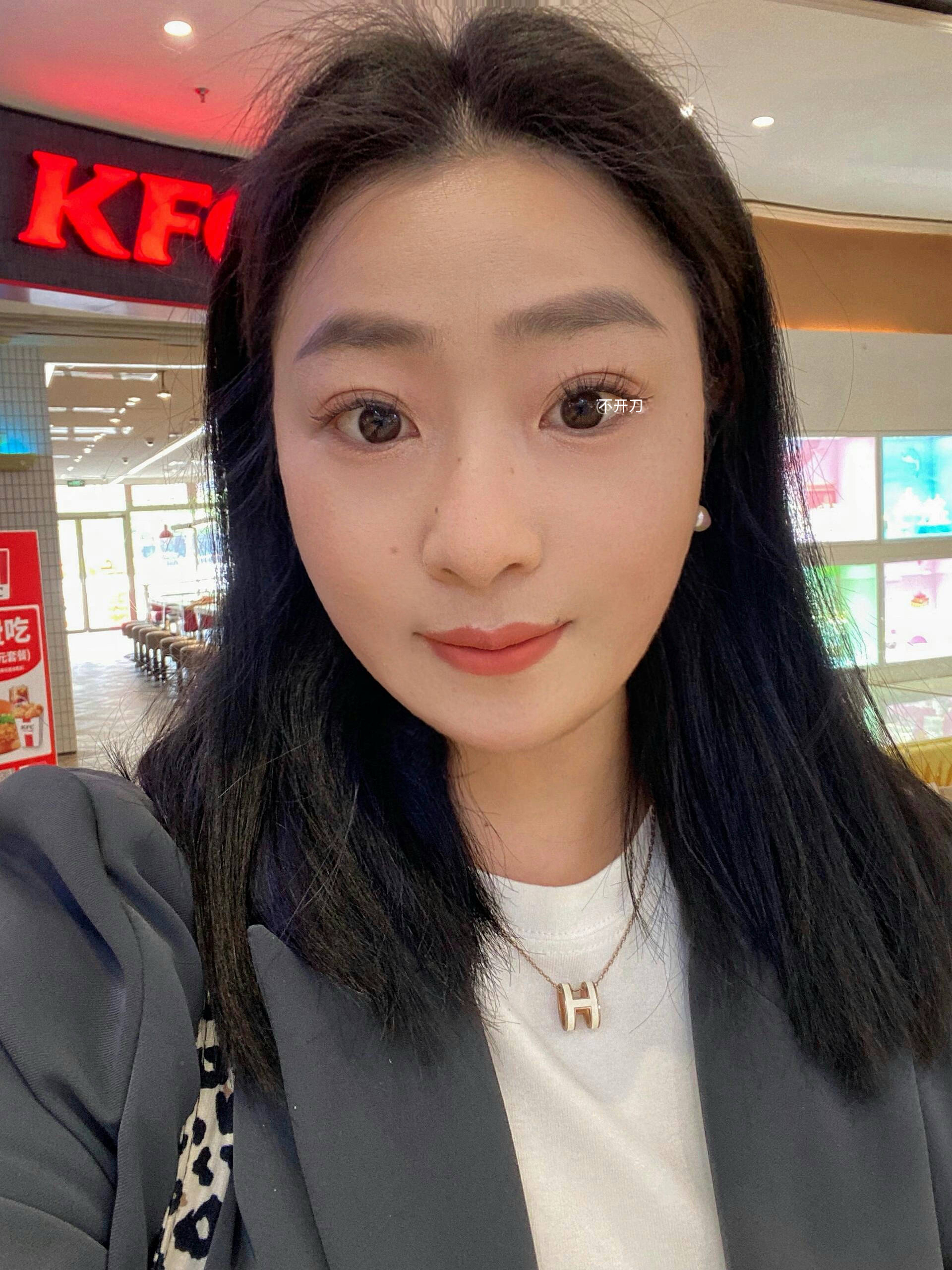 也不是线雕做完当天还有点肿江宁区美容皮肤护理店老板娘陈橙生活照
