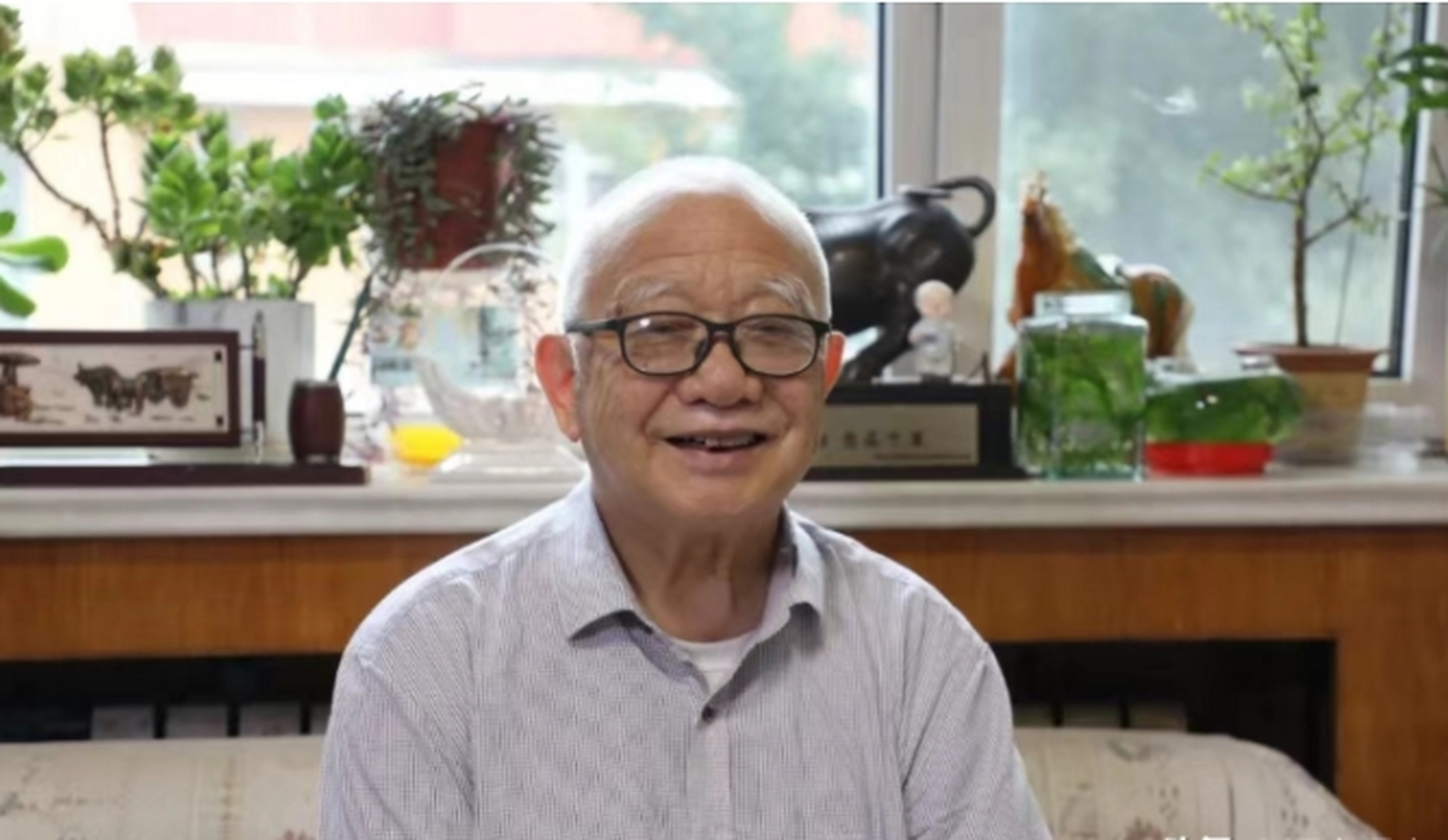 魏世杰年轻时怀着报国之心,投身于核武器研究事业,他和他的同事们在