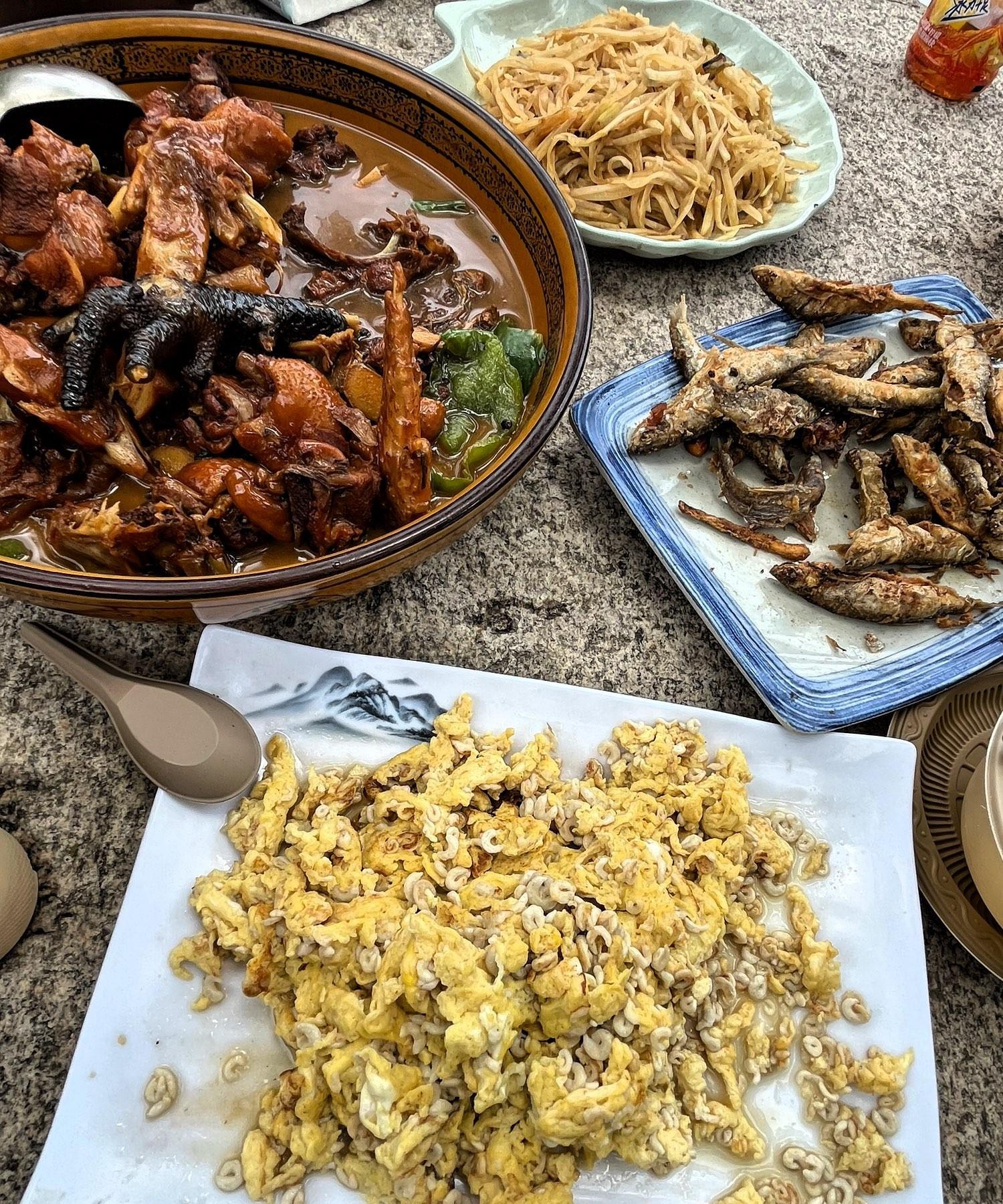 带她来我常去打山泉水的据点吃炖鸡 点了一盘从来没吃过的蜂虫炒鸡蛋