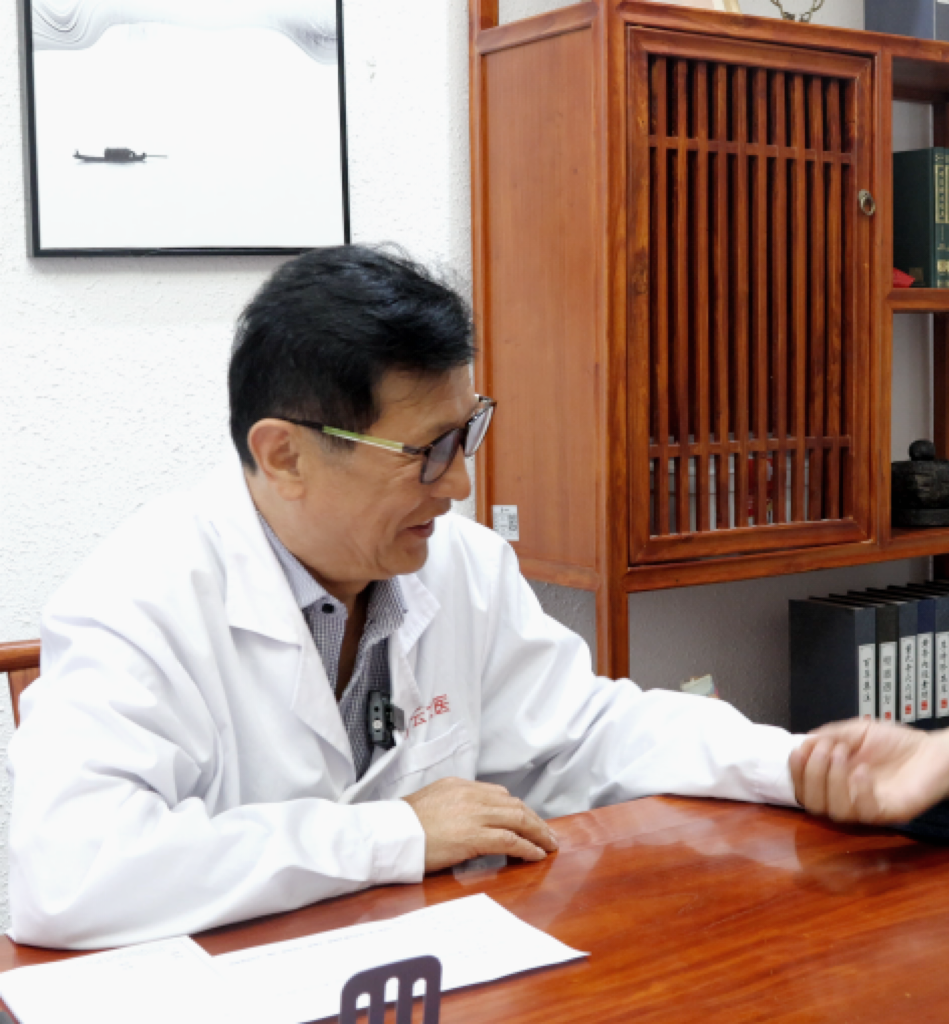 他儿子悄悄把我叫到走廊,声音都哽咽了:"大夫,我爸这辈子太苦了