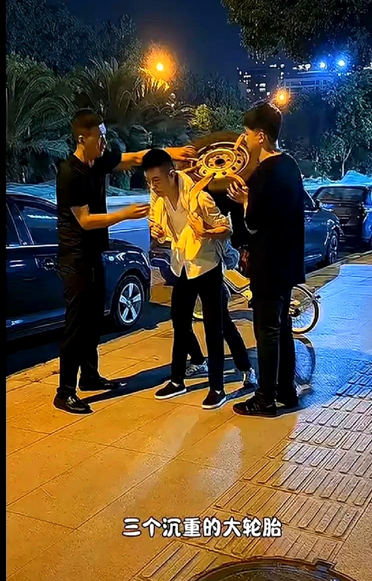 豆大的汗珠顺着脸颊往下淌,在水泥地上砸出一个个深色圆点