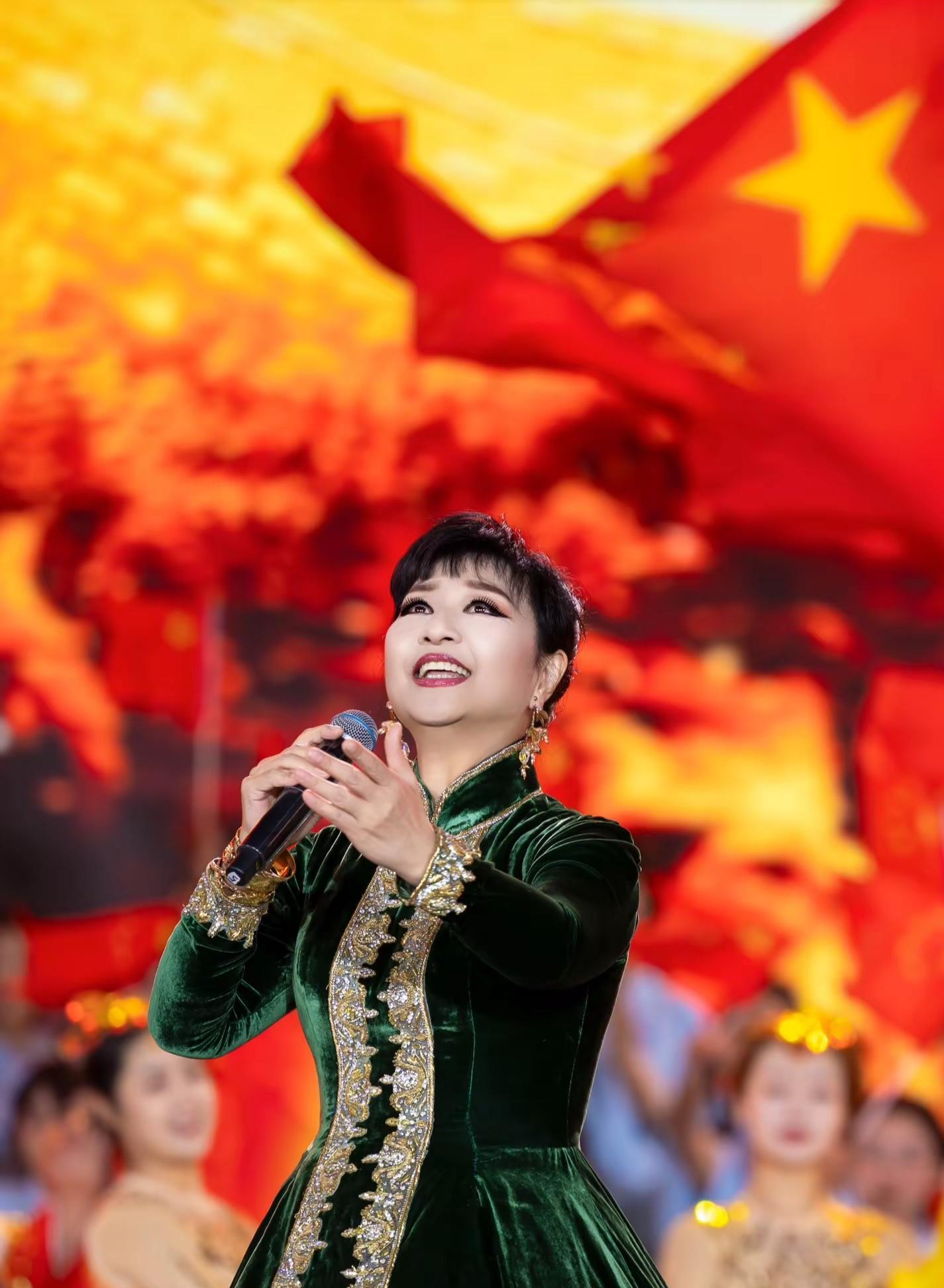 「58岁国宝级女高音炸场! 北邮操场秒变维也纳大厅」