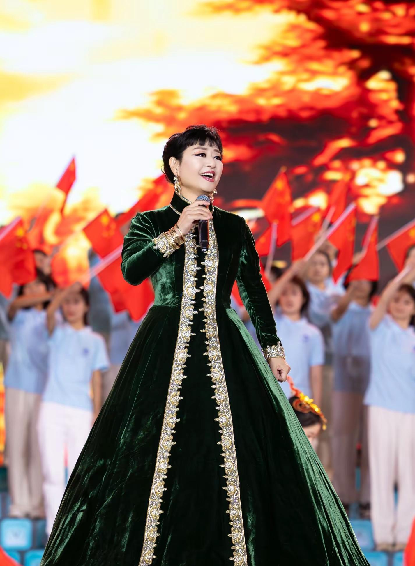 「58岁国宝级女高音炸场! 北邮操场秒变维也纳大厅」