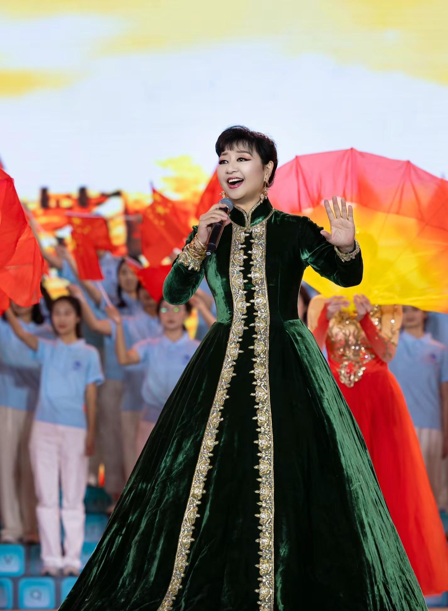 「58岁国宝级女高音炸场! 北邮操场秒变维也纳大厅」