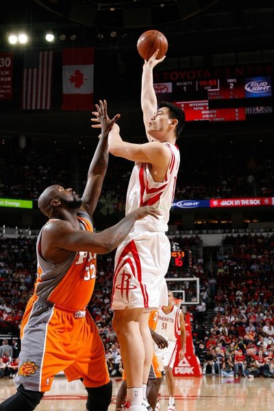 姚明的身高让他在篮球场上有着天然的优势,但他可不是光靠身高吃饭