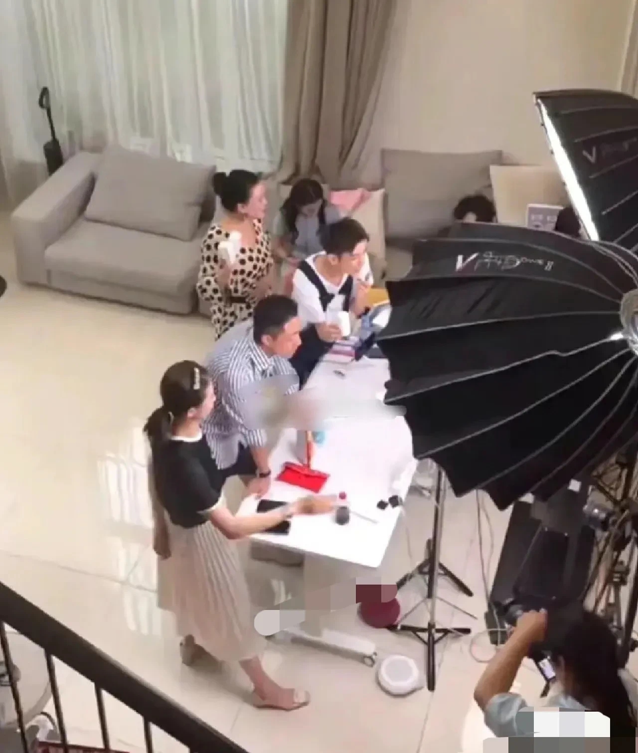张兰和汪小菲忙忙碌碌地赚钱而马晓梅却悠闲地在沙发上玩手机逗小狗