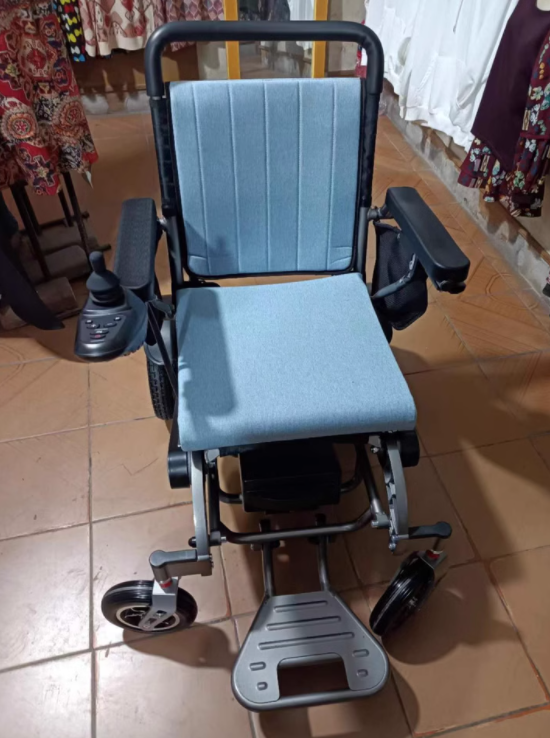 老爸腿脚不利索,没有代步工具根本走不远,就选了这个电动轮椅送给