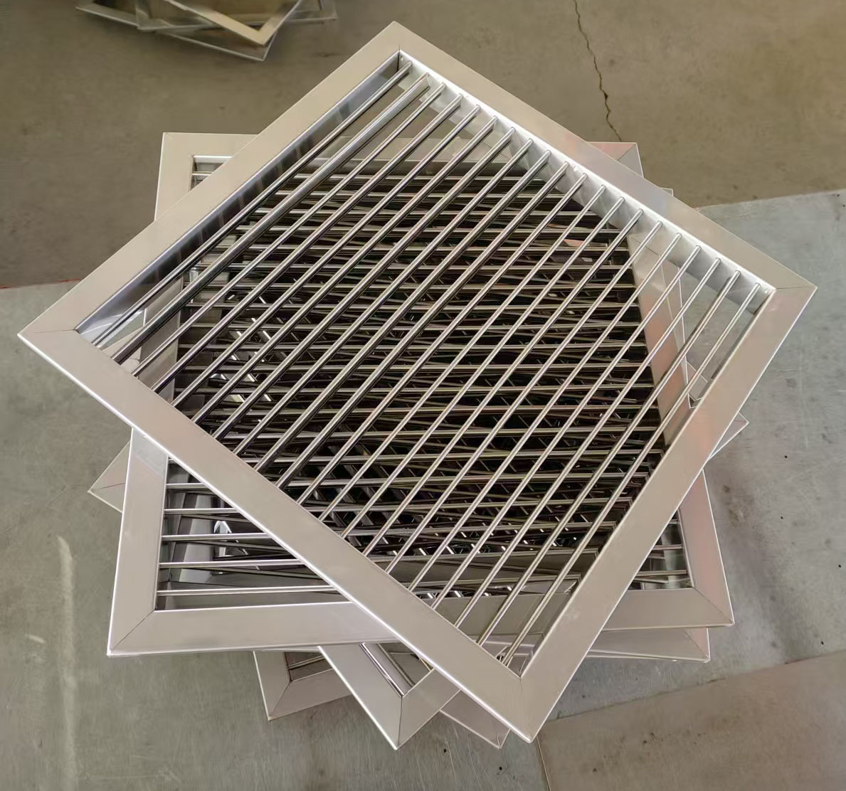 不锈钢单层百叶风口,作为现代建筑通风系统中的关键组件,以其独特的