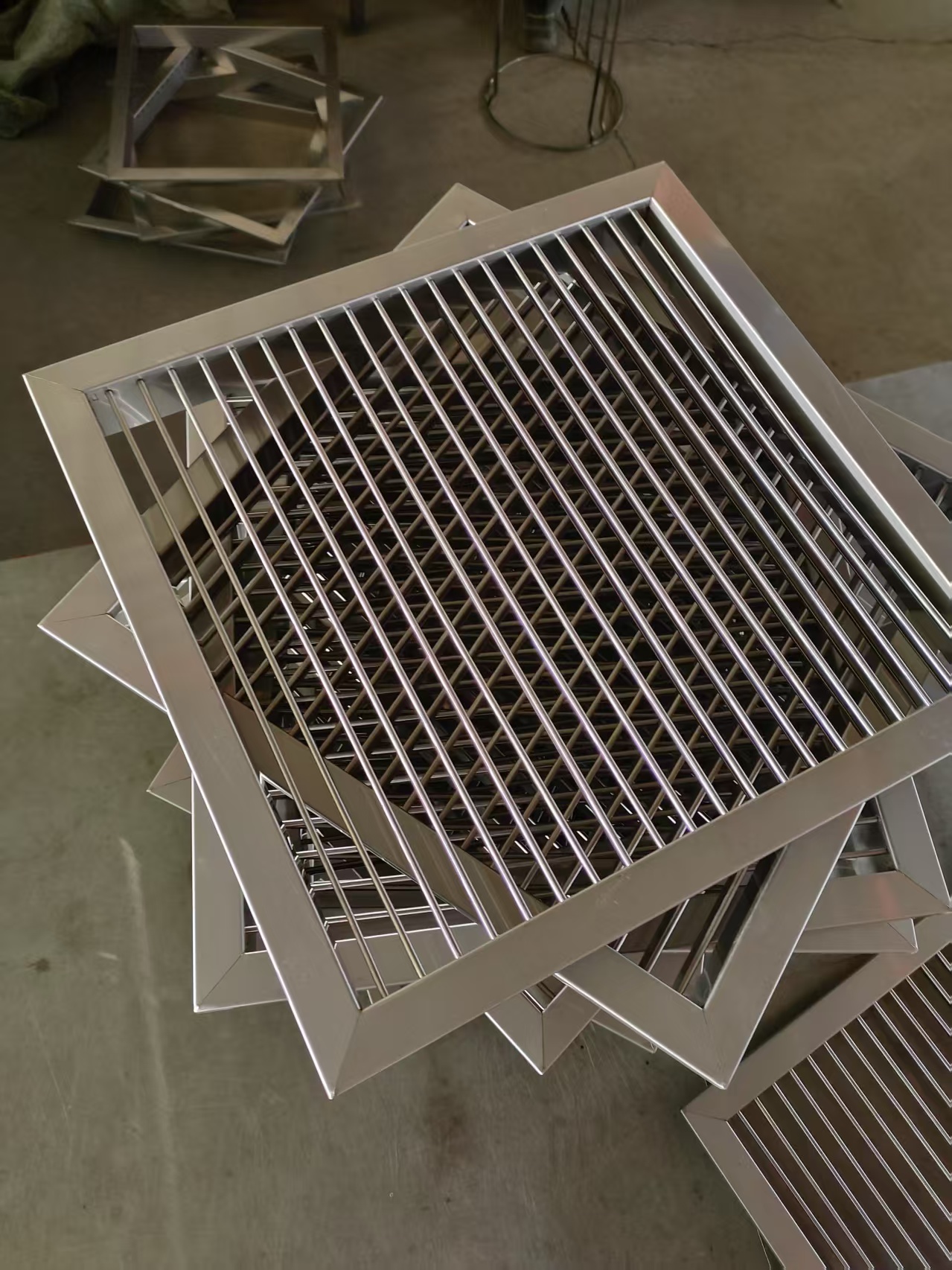 不锈钢风口# 不锈钢风口是各种通风换气工程中的,指的就是将室内外