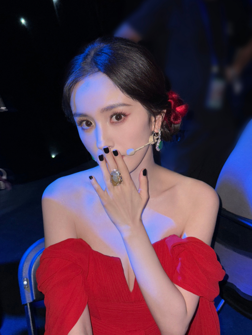 杨幂这灵动的大眼睛,饰演狐狸也是恰到好处 完全有狐狸化成人形的感觉