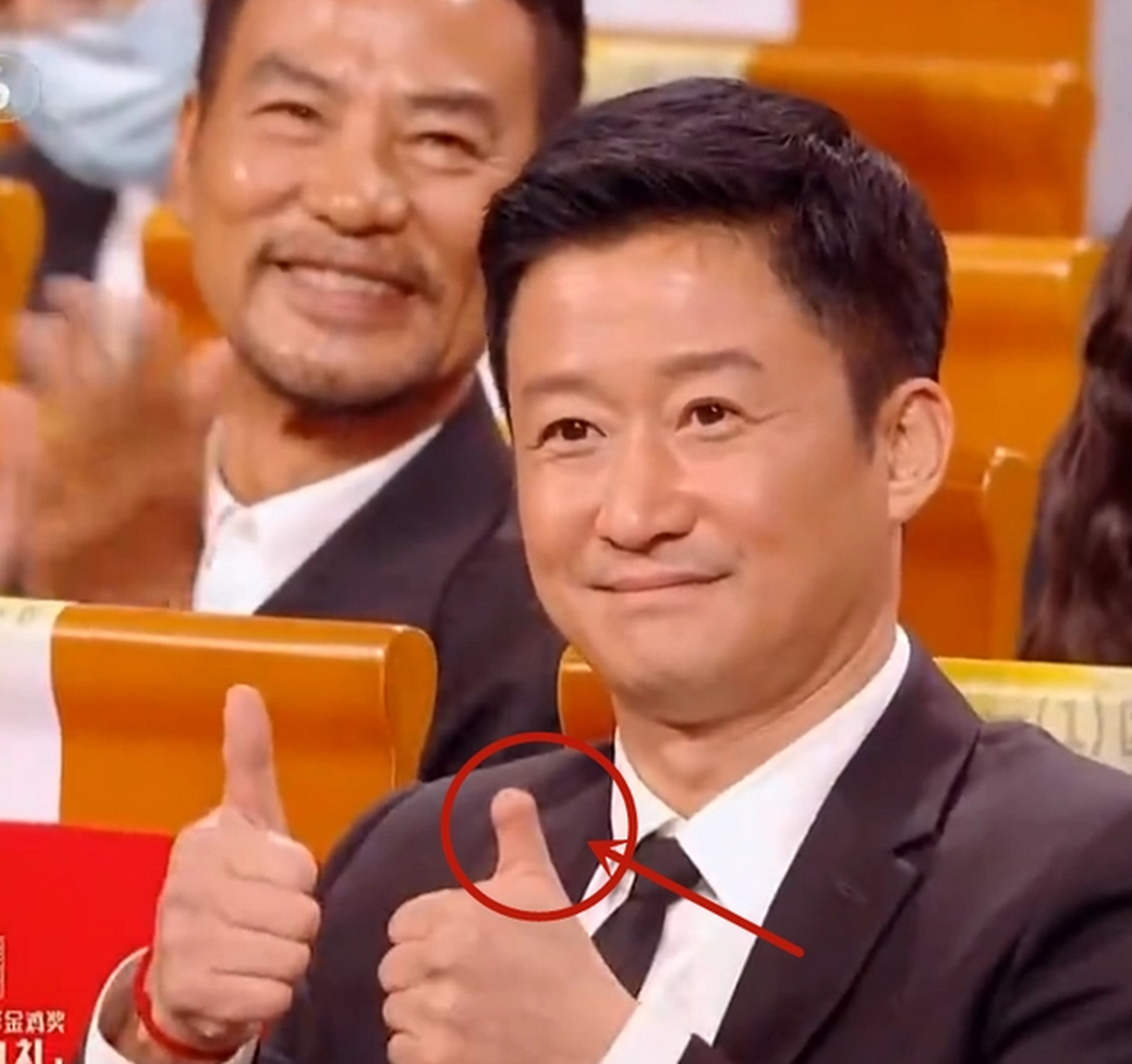 现在才知道吴京左手大拇指断了一截,据说是6岁时玩雪地板车误伤!