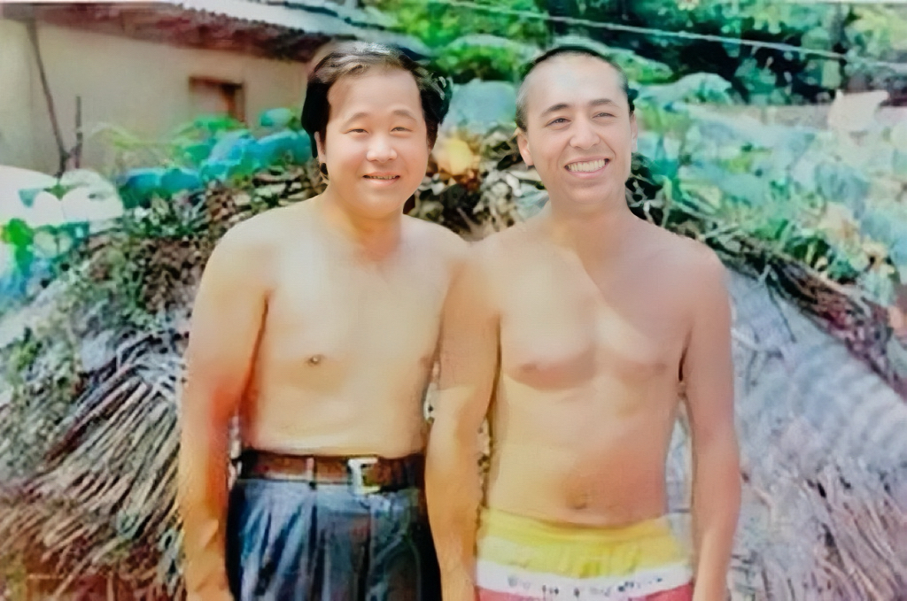 1988年,电影《红高粱》拍摄时的张艺谋和莫言,因为天气炎热,二人都光