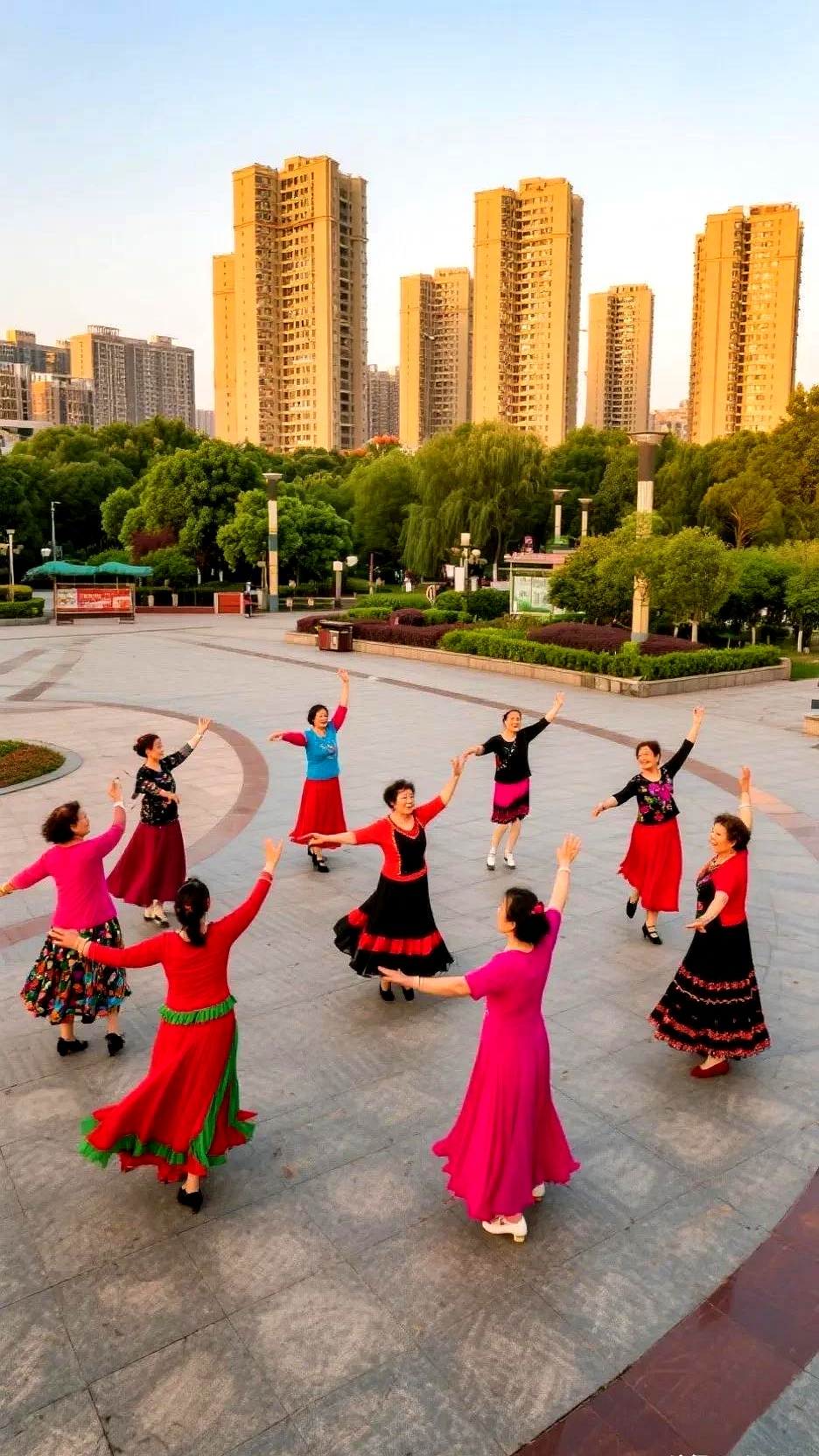 他打电话问母亲在哪,母亲说正在陪孙子吃饭