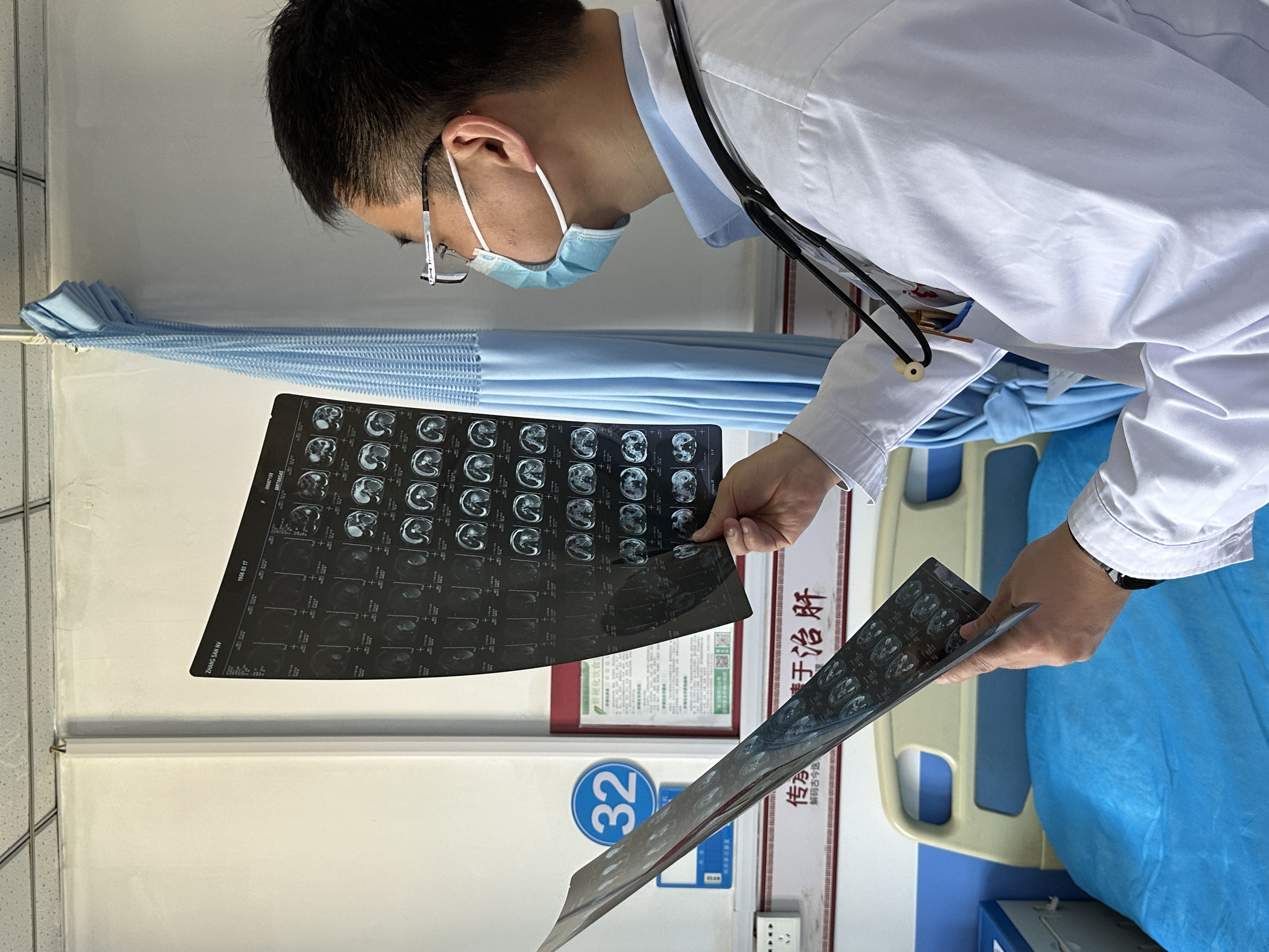 我是肝病科崔医生,上周来了一位45岁的患者老王,人还没到诊室门口,就
