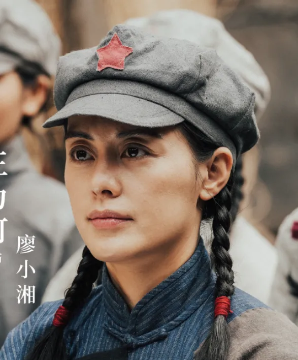 有一位女演员,37岁,未婚,主演65部影视剧,其中38次女一号,但是一半人