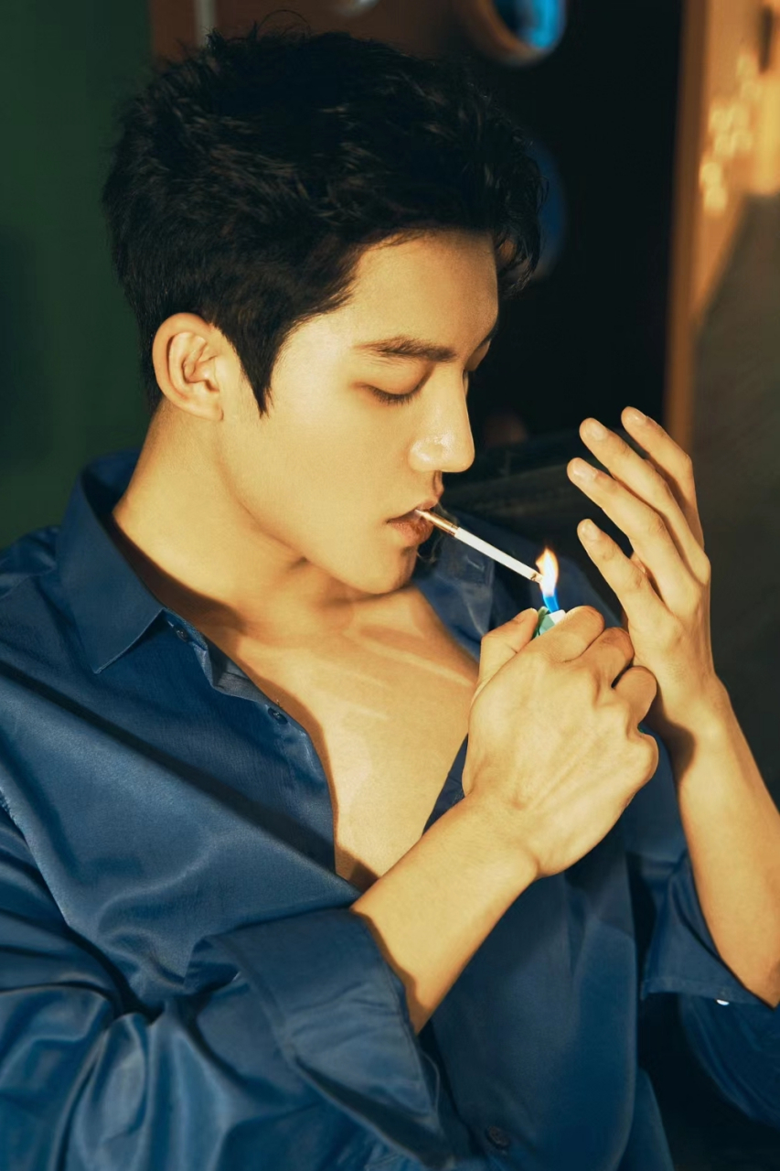 抽烟的男人有一种苍凉的美感,寂寞深沉.