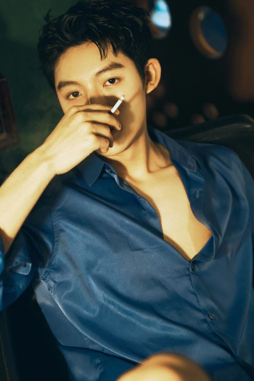 抽烟的男人有一种苍凉的美感,寂寞深沉.