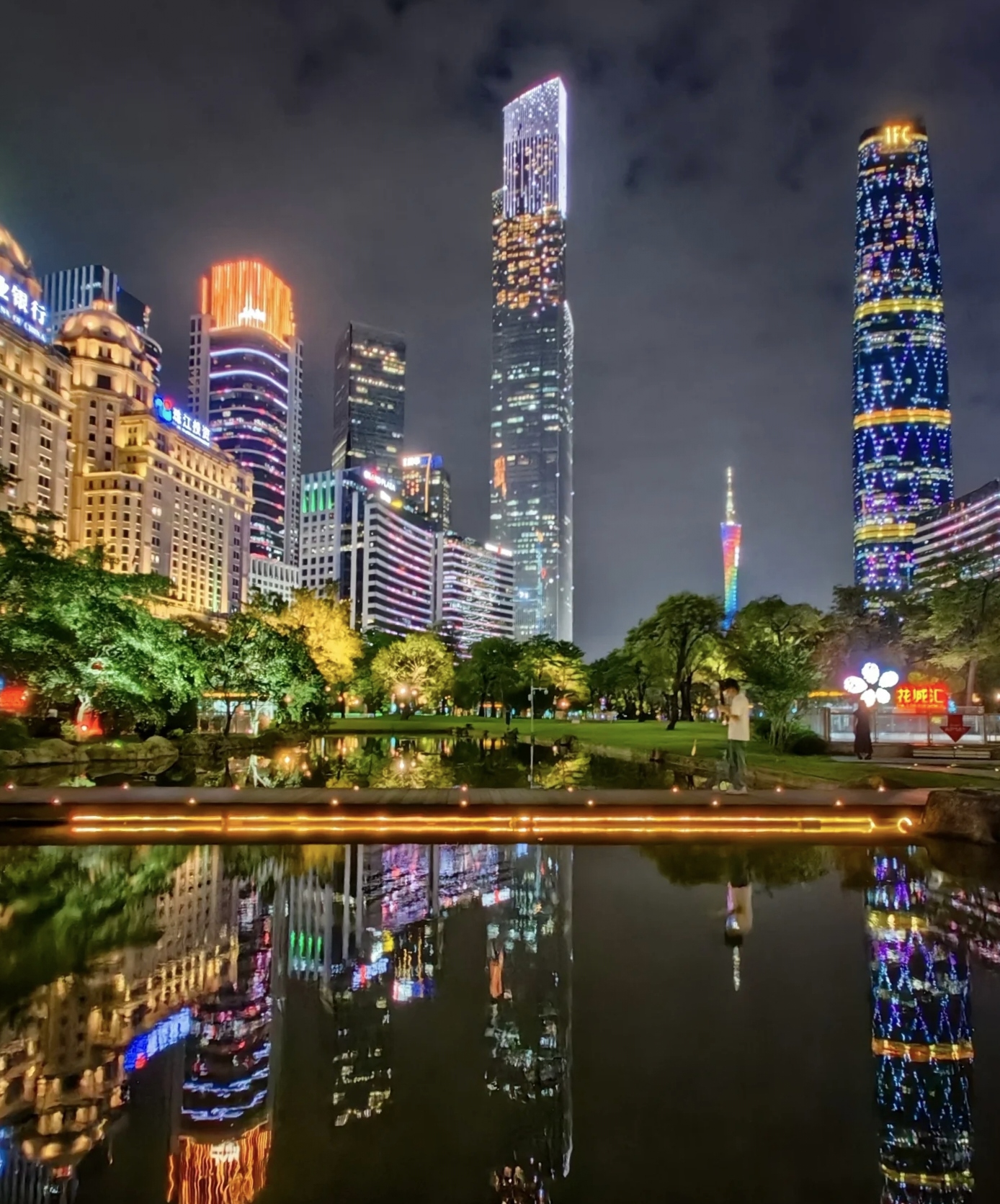 广州花城汇购物中心夜景,真的绝绝紫,太美了!