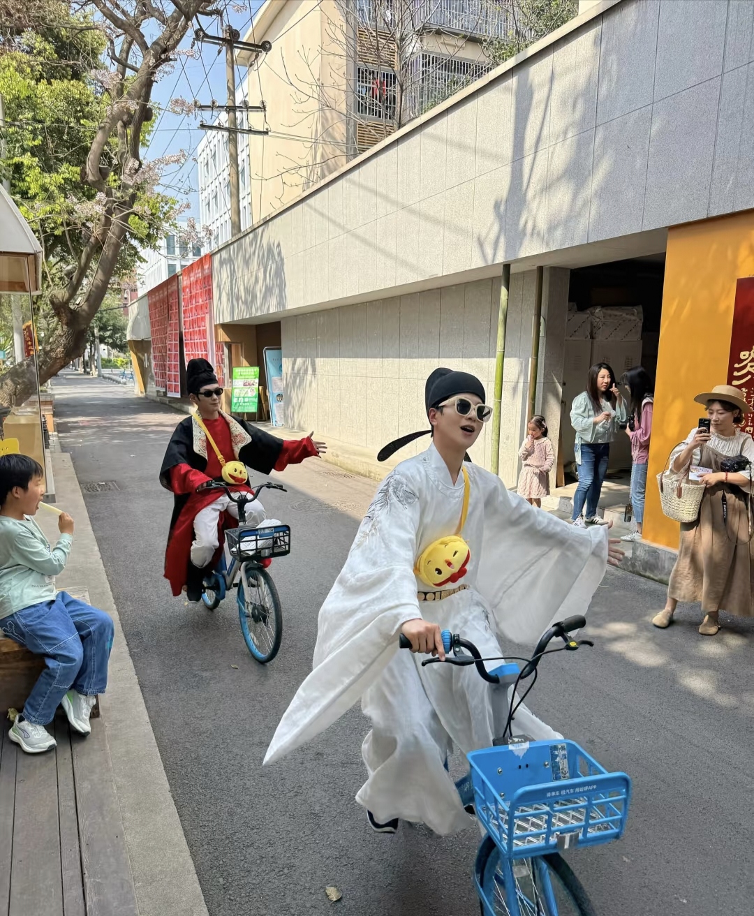 看到李白骑单车啊就在成都望江楼公园李白杜甫兄就这么水灵灵的