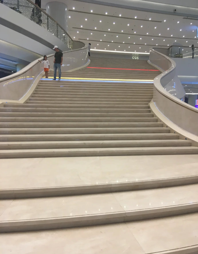 恒隆广场的楼梯设计好有艺术感,走在这里都觉得自己是主角