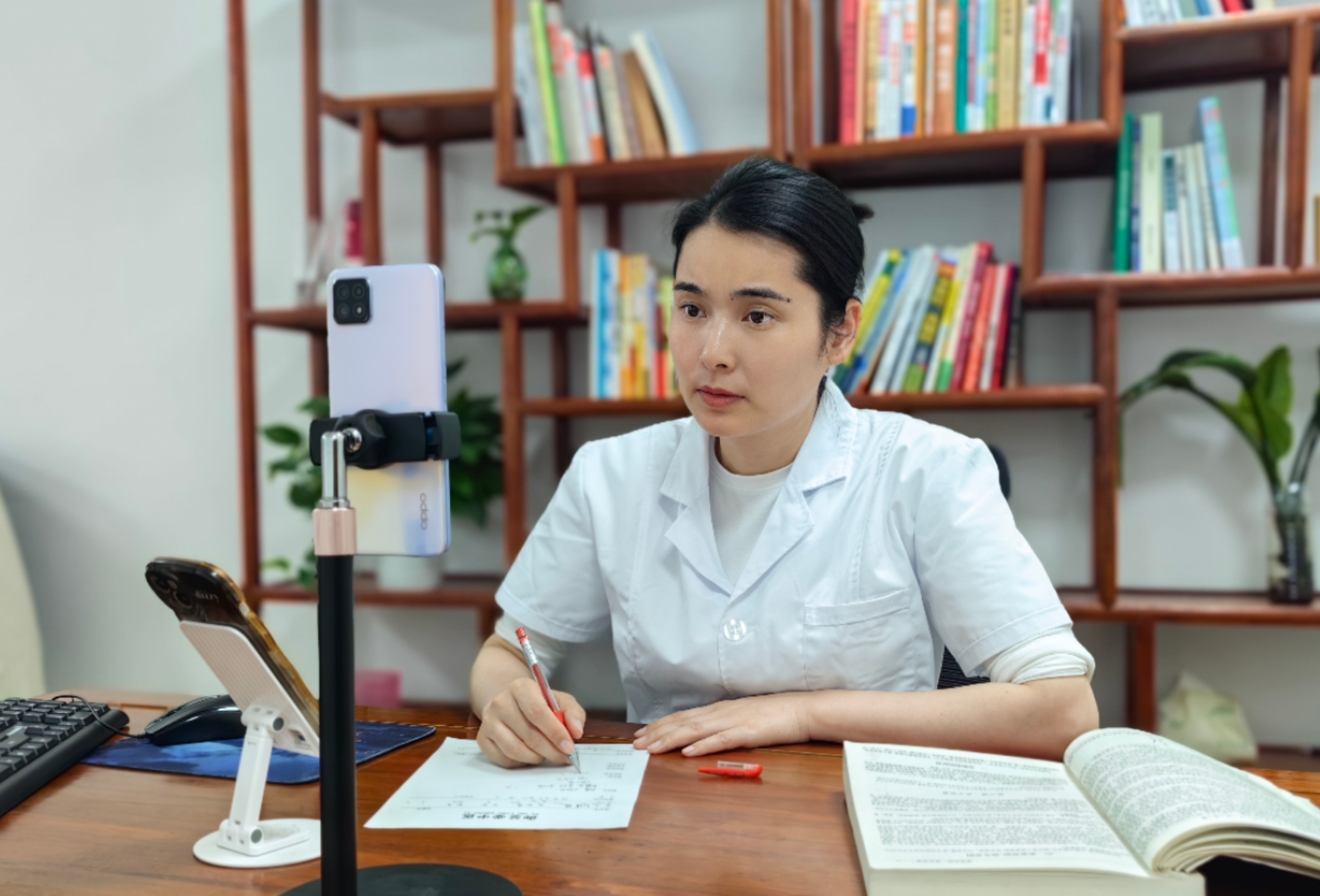 这几天评论区出现了三种舌头颜色比较典型的舌象