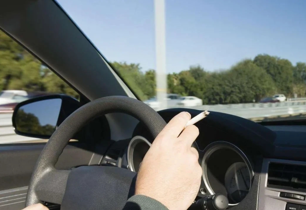 上海一男子,开车途中吸烟,被交警拦下,说驾车吸烟属