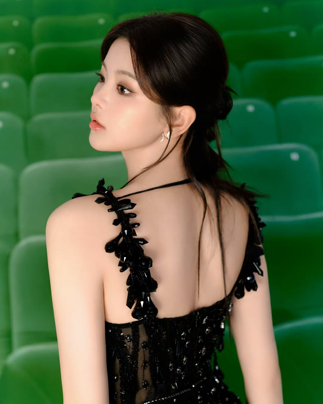 杨超越身着星河般璀璨的黑色吊带裙,纤细肩带勾勒出天鹅颈的优雅弧度