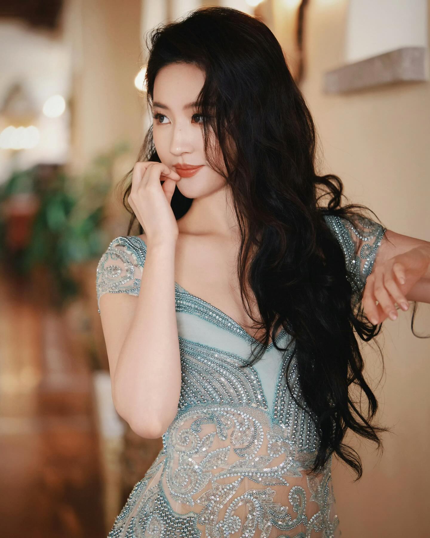 刘亦菲似月光凝成的神女浅蓝纱裙裹着整片星河流淌千万枚亮片在行走