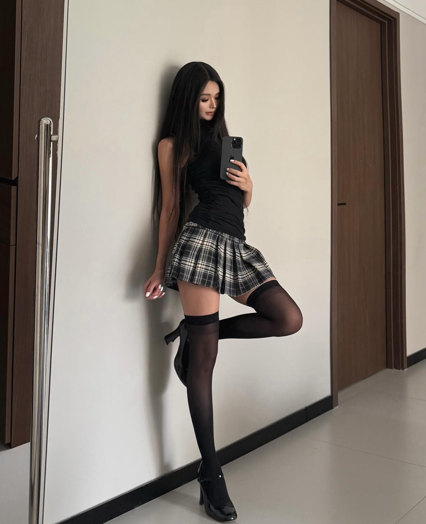 乌黑长发如墨倾泻红唇娇艳衬雪肌