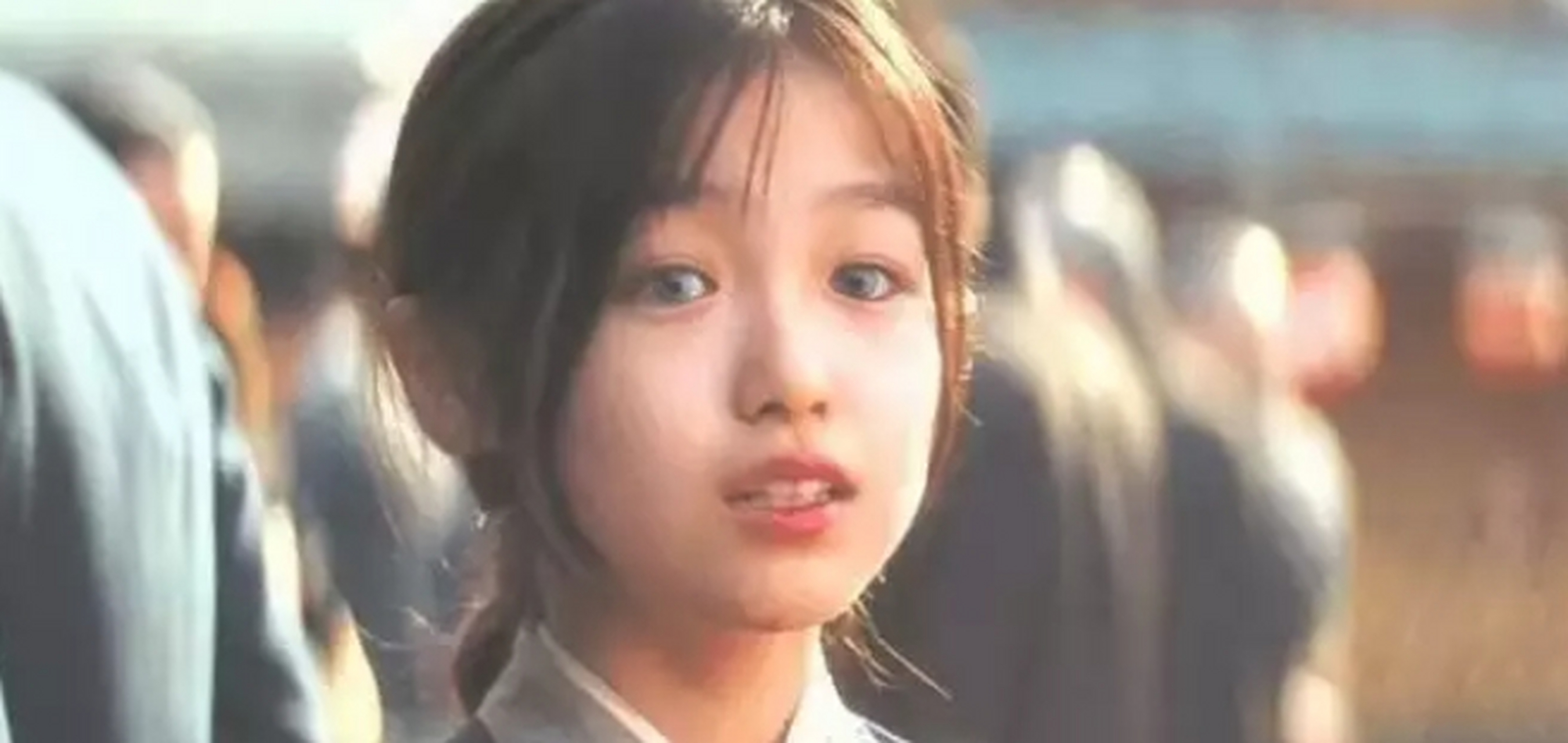 事实上,网友们想多了,当年清澈如水的姑娘,在长大后变了,没有了之前的