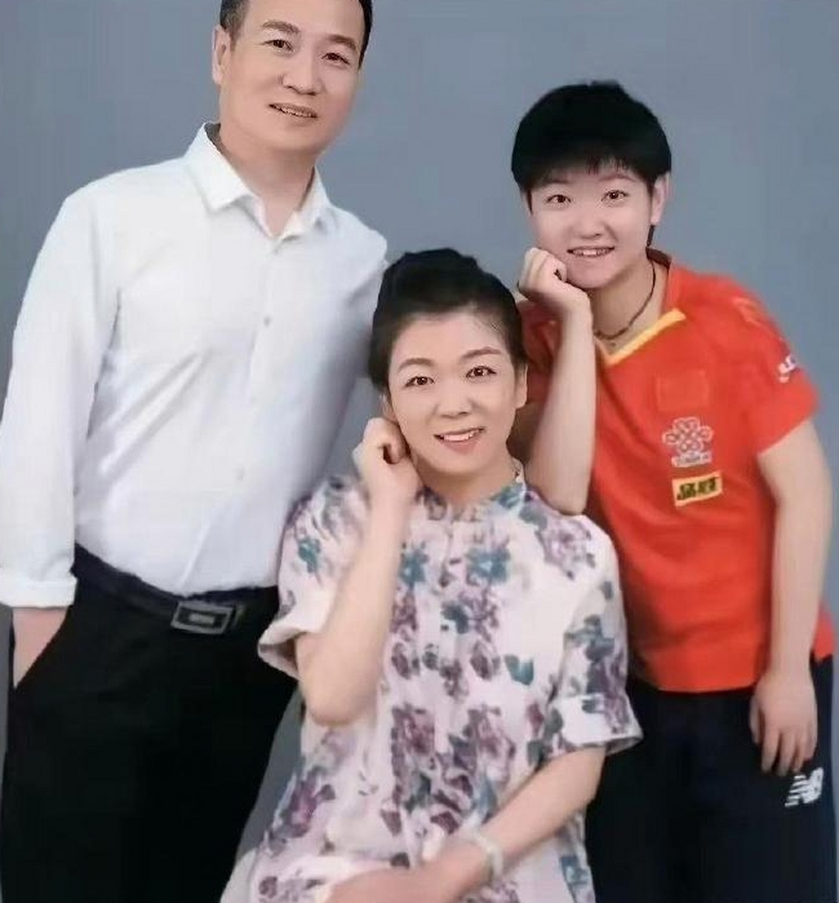 孙颖莎的全家福惊喜上线啦,感觉孙颖莎和她母亲长得好相像呀,尤其是笑