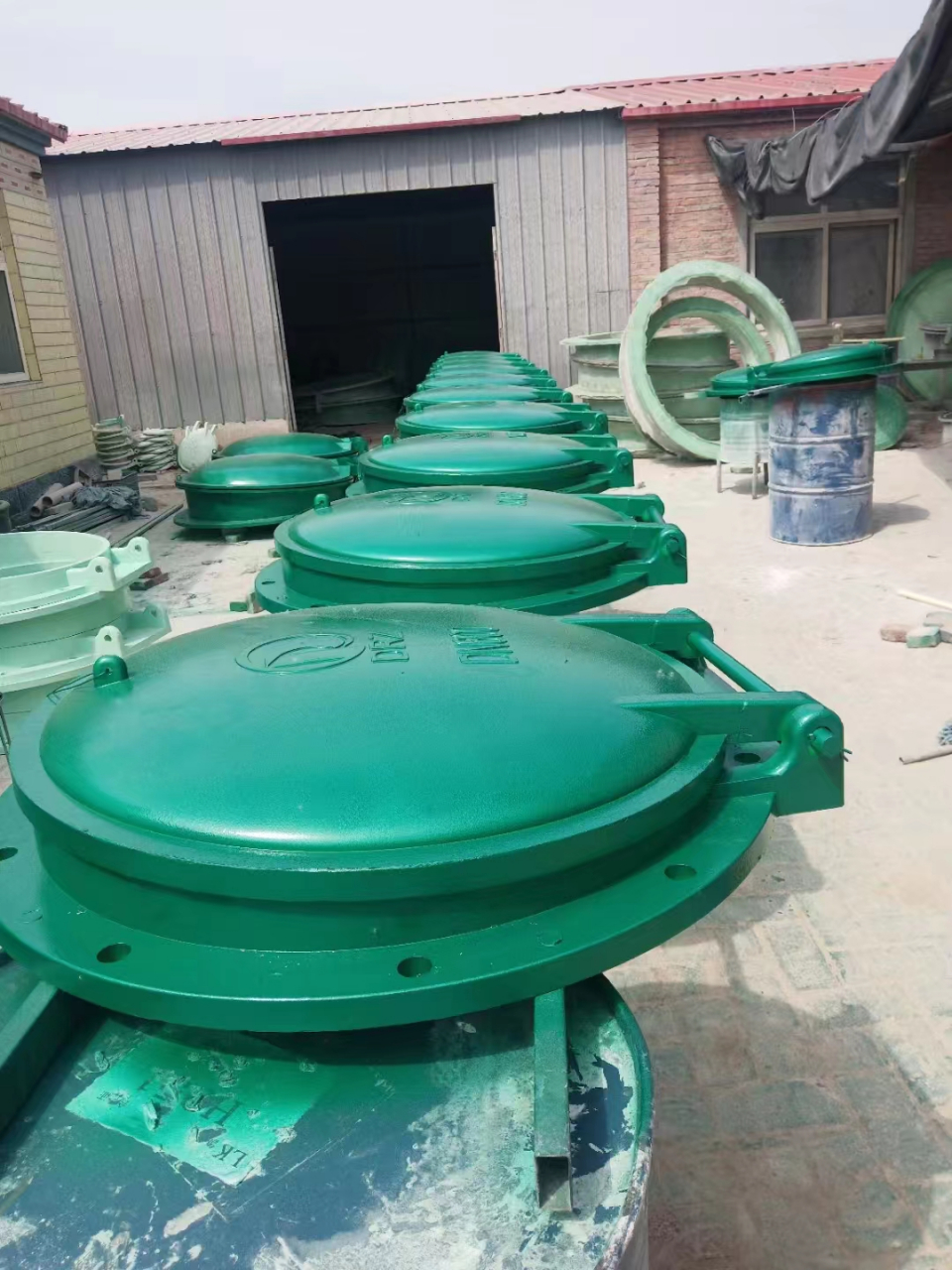 1,从材质上,玻玻璃钢拍门属于复合材料.