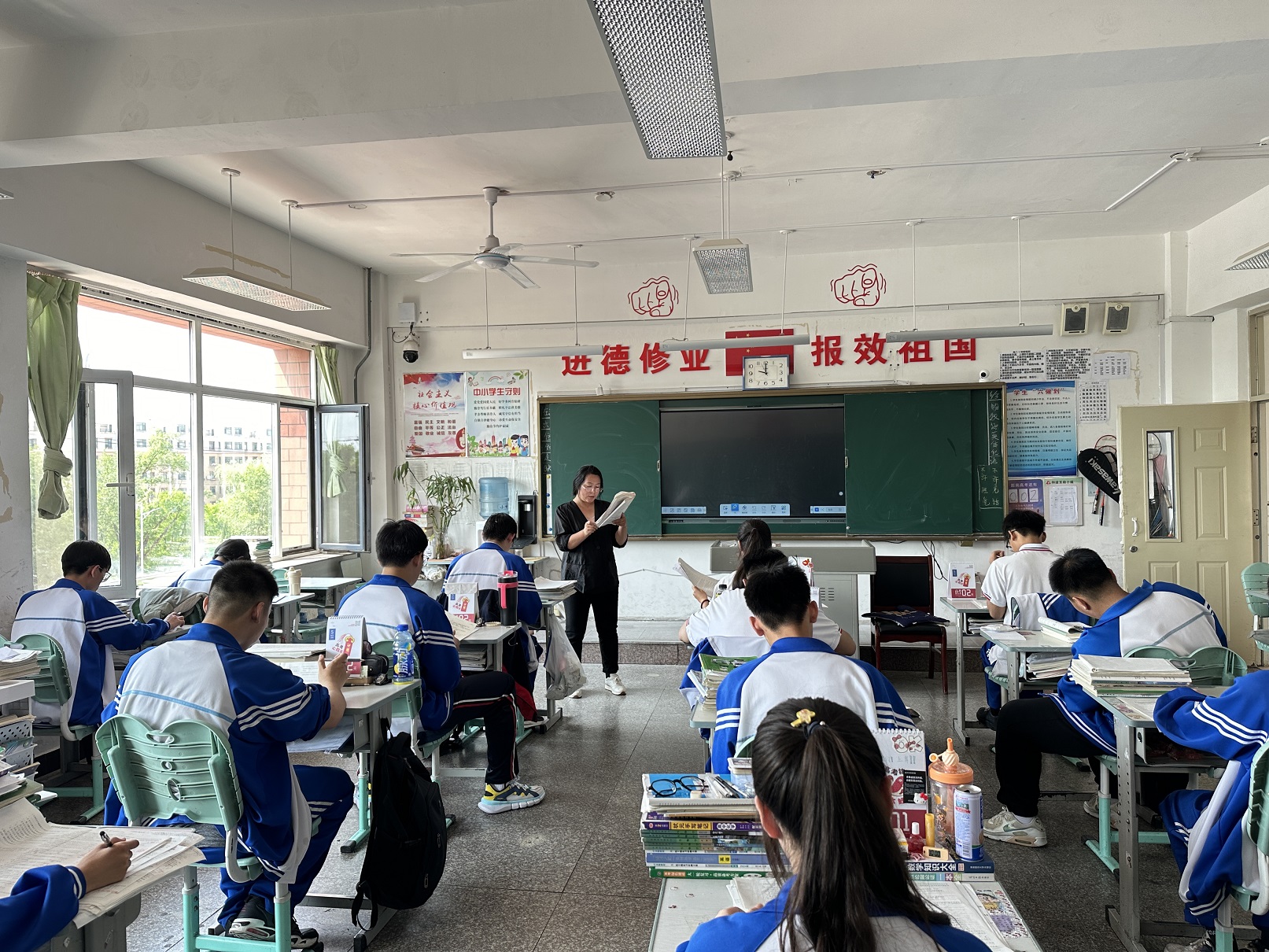 6月5日,在康平一中高三教室内,浓浓的备考气息扑面而来.学生们聚